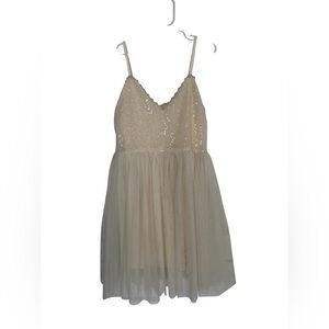 NICOLETTES COUTURE EUC
Sequin Tulle Dress w/ Hand
Crochet Detailing